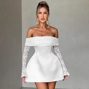 Détail des manches en dentelle blanche et de la texture satinée de cette robe trapèze chic
