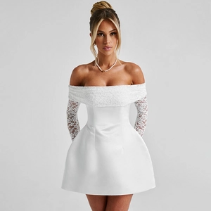 Vue détaillée de l'encolure en dentelle blanche à épaules dénudées et broderie sur la robe