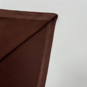 Dettaglio della cucitura tagliacuci a quattro fili su tessuto a maglia marrone