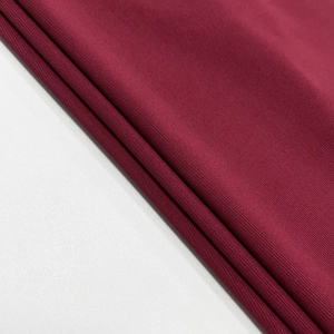 Vue détaillée du tissu en maille rouge foncé doux avec texture horizontale et beau drapé