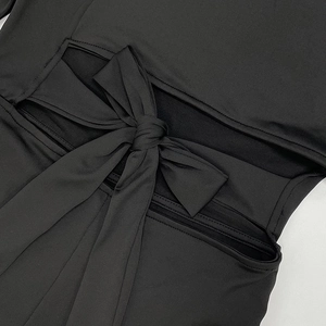 Détail du design dos nu élégant avec un grand nœud sur une combinaison noire d'été