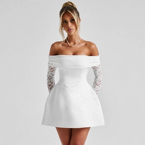 Détail des manches en dentelle et du tissu satiné sur cette robe blanche à épaules dénudées