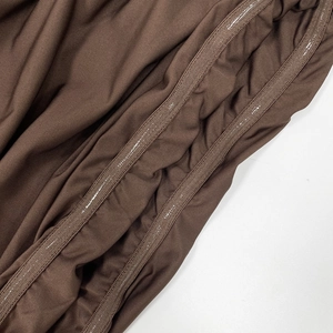 Vue macro des bandes de silicone antidérapantes sur une robe longue bustier marron