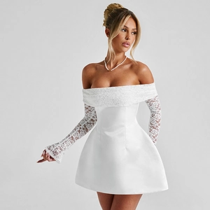 Détail de l'encolure bustier et des manches délicates en dentelle sur cette robe blanche
