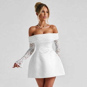 Détails des manches en dentelle et texture satinée de la robe courte blanche bustier