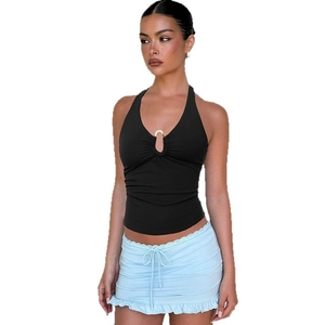 Sexy Neckholder-Crop-Top mit Metallring und hellblauem Minirock mit Kordelzug Outfit