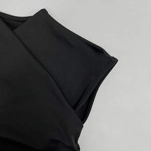 Dettaglio di cucitura a doppio strato su un set gonna in maglia elastica nera