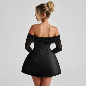 Vue arrière de l'élégante robe trapèze noire à épaules dénudées avec dentelle fine