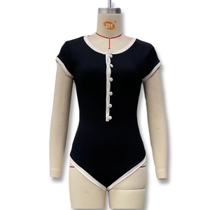 Body noir ajusté pour femme avec liserés blancs contrastants et boutons sur le devant