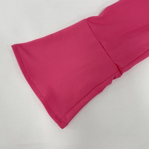 Détail de la manche cloche évasée rose sur un body en maille côtelée pour femme