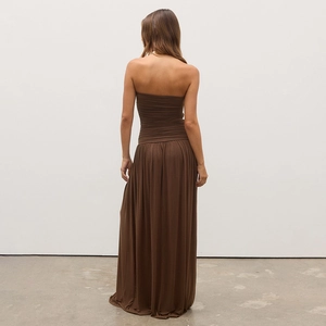 Élégante robe longue bustier marron foncé avec corsage plissé et ourlet fluide au sol