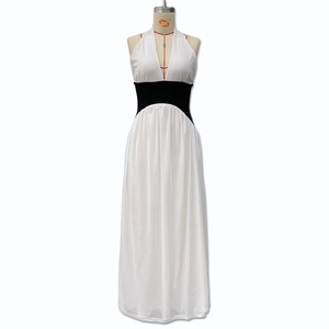 Détail d'une robe maxi dos nu avec col en V profond et panneau de taille noir