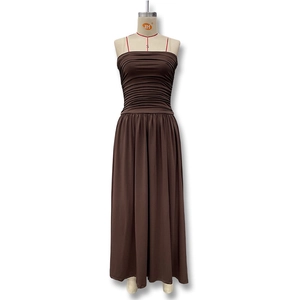 Robe longue marron élégante avec bustier plissé et fines bretelles rouges fines