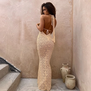 Abito lungo in pizzo con allacciatura al collo e schiena scoperta in beige a sirena