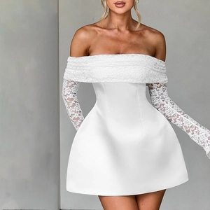 Robe courte blanche en dentelle à épaules dénudées avec manches longues et coupe A