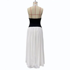 Détail du dos nu et du contraste à la taille sur une robe longue dos nu sexy
