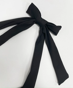 Dettaglio macro di un fiocco in maglia nera con trama di tessuto a costine sottili