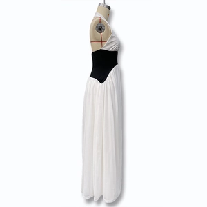 Détail de la robe dos nu noir et blanc avec taille ajustée et jupe longue plissée fluide