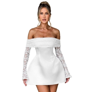 Robe courte blanche à épaules dénudées en dentelle et jupe trapèze en satin brillant