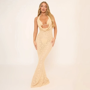 Dettaglio dell'abito lungo in pizzo beige con scollo all'americana e fondo a sirena