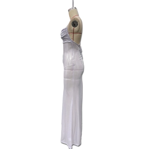 Detailansicht der glitzernden silbernen Maxi-Rückenfrei-Kleid am Schneiderpuppe