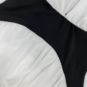 Détail du tissu plissé contrasté noir et blanc avec texture en maille respirante