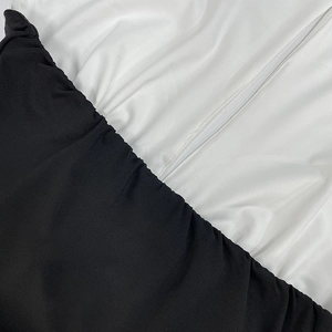 Détail de robe bicolore avec fermeture éclair invisible et texture de tissu froncé