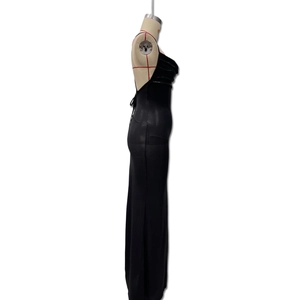 Detailansicht eines schwarzen figurbetonten Abendkleids mit freiem Rücken und Bodenlänge