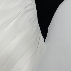 Gros plan détaillé du tissu en maille plissée blanche et du matériau en tricot noir