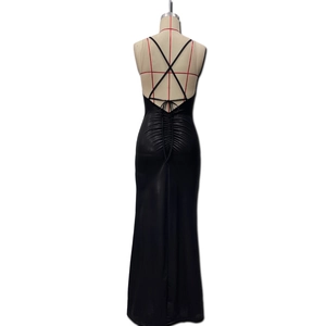 Detail der Kreuzgurte und des gerafften Rückendesigns am eleganten schwarzen Kleid
