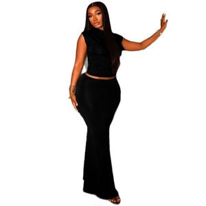 Completo nero due pezzi con crop top senza maniche e gonna a sirena a vita alta elegante
