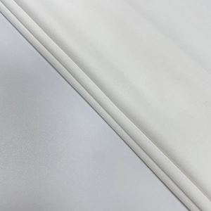 Détail du tissu blanc à côtes avec des motifs verticaux élastiques précis