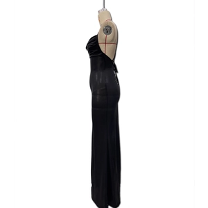 Detailansicht eines schwarzen Partykleids aus glänzender Seide mit Wasserfallausschnitt