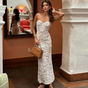Détail du tissu en dentelle florale blanche et décolleté en cœur sur robe longue ajustée