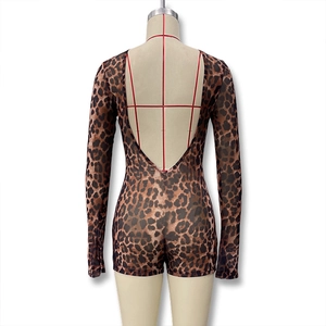 Detailansicht eines Bodysuits mit Leopardenmuster und sexy rückenfreiem Design am Model