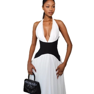 Robe dos nu élégante en noir et blanc avec décolleté en V profond et jupe fluide évasée