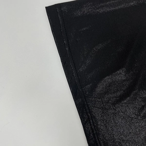 Detail von schwarzem Metallic-Stoff mit feinem Glitzereffekt und präziser Doppelnaht