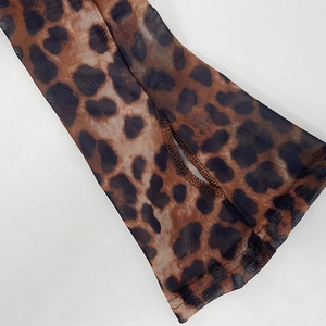 Detail von Mesh-Ärmel mit Leopardenmuster, Daumenloch und verstärkter Nahtführung