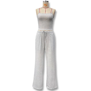 Vue détaillée d'un ensemble gris deux pièces avec caraco et pantalon large à cordon de serrage