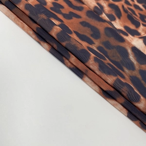 Detailaufnahme von Netzstoff mit Leopardenmuster und transparenter Textur