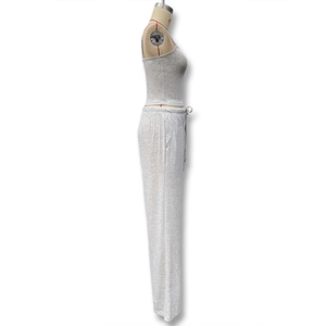 Détail de l'ensemble de détente gris avec taille à cordon et pantalon large