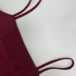 Détail du haut rouge vin avec doubles bretelles fines et texture de tissu précise