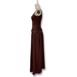 Detailansicht der Taillenraffung an einem eleganten braunen ärmellosen Maxikleid