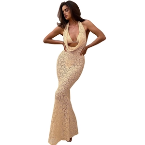 Elegante abito a sirena in pizzo beige con scollo all'americana e schiena scoperta