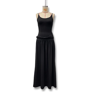 Detailansicht des Taillendesigns am schwarzen ärmellosen Maxikleid im französischen Stil
