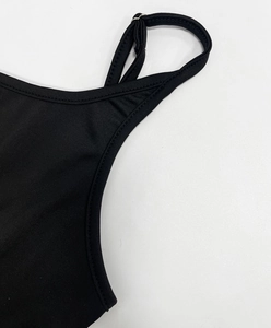 Detailansicht eines verstellbaren schwarzen Spaghettiträgers mit Metallschnalle am Kleid
