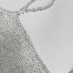 Détail d'un débardeur en maille gris clair avec couture fine et texture chinée