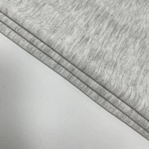 Gros plan sur le tissu en maille gris chiné montrant les détails fins du tissage