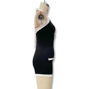 Détail d'un combishort dos nu noir et blanc avec poches à liseré blanc et boutons dorés