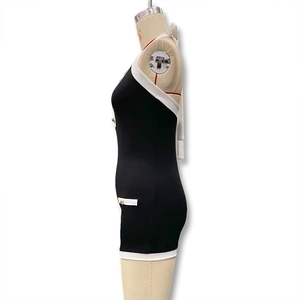 Vue détaillée du combishort à coutures contrastées boutons dorés et dos nu chic